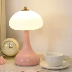 Romantische cremefarbene Tischlampe – elegantes Beleuchtungsdekor für Zuhause