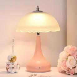 Romantische cremefarbene Tischlampe – elegantes Beleuchtungsdekor für Zuhause
