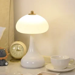 Romantische cremefarbene Tischlampe – elegantes Beleuchtungsdekor für Zuhause