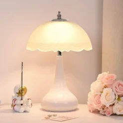 Romantische cremefarbene Tischlampe – elegantes Beleuchtungsdekor für Zuhause