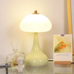Romantische cremefarbene Tischlampe – elegantes Beleuchtungsdekor für Zuhause