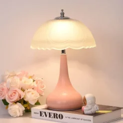 Romantische cremefarbene Tischlampe – elegantes Beleuchtungsdekor für Zuhause