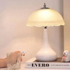 Romantische cremefarbene Tischlampe – elegantes Beleuchtungsdekor für Zuhause