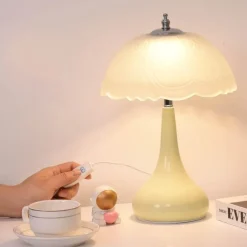 Romantische cremefarbene Tischlampe – elegantes Beleuchtungsdekor für Zuhause