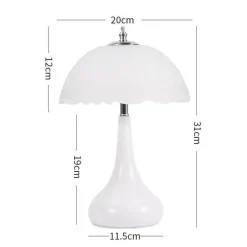 Romantische cremefarbene Tischlampe – elegantes Beleuchtungsdekor für Zuhause