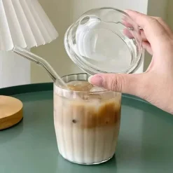 Rosa Kaffeetasse aus Glas mit Fliege, Deckel und Strohhalm – süßes Trinkgeschirr