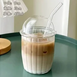 Rosa Kaffeetasse aus Glas mit Fliege, Deckel und Strohhalm – süßes Trinkgeschirr