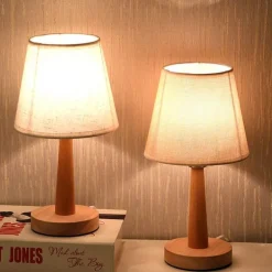 Rustikale Tischlampe aus Holz – einfache Beleuchtung aus Rohholz