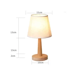 Rustikale Tischlampe aus Holz – einfache Beleuchtung aus Rohholz