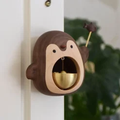 Rustikale Türklingel aus Massivholz – süße Hängedekoration