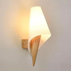Rustikale Wandlampe aus Massivholz – Vintage-Beleuchtung für Zuhause