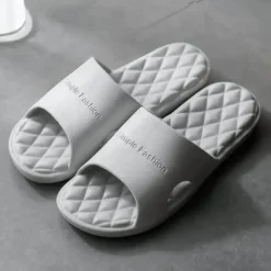 Rutschfeste, weiche, elastische Sommerpantoffeln – bequemes Freizeitschuhwerk