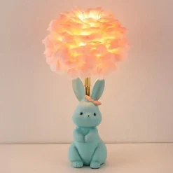 Schicke Tischlampe mit Kaninchenfedern – dekorative Akzentbeleuchtung