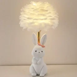 Schicke Tischlampe mit Kaninchenfedern – dekorative Akzentbeleuchtung