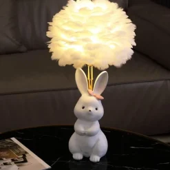 Schicke Tischlampe mit Kaninchenfedern – dekorative Akzentbeleuchtung