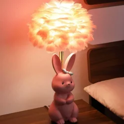 Schicke Tischlampe mit Kaninchenfedern – dekorative Akzentbeleuchtung