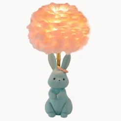 Schicke Tischlampe mit Kaninchenfedern – dekorative Akzentbeleuchtung