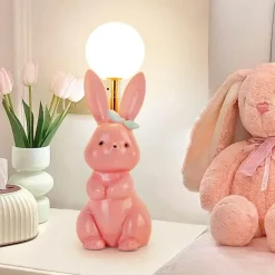 Schicke Tischlampe mit Kaninchenfedern – dekorative Akzentbeleuchtung