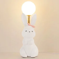 Schicke Tischlampe mit Kaninchenfedern – dekorative Akzentbeleuchtung