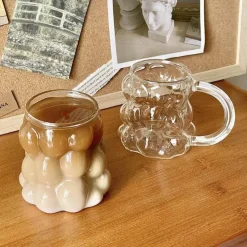 Schlanker Becher aus Glas mit unregelmäßigen Blasen