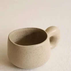 Schlichtes Küchengeschirr-Set – Tasse, Wasserkocher, Schüssel, Teller, Teekanne und Gebäckteller