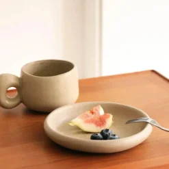 Schlichtes Küchengeschirr-Set – Tasse, Wasserkocher, Schüssel, Teller, Teekanne und Gebäckteller