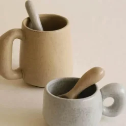 Schlichtes Küchengeschirr-Set – Tasse, Wasserkocher, Schüssel, Teller, Teekanne und Gebäckteller