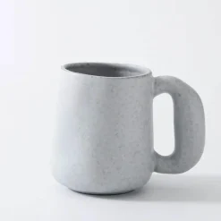 Schlichtes Küchengeschirr-Set – Tasse, Wasserkocher, Schüssel, Teller, Teekanne und Gebäckteller