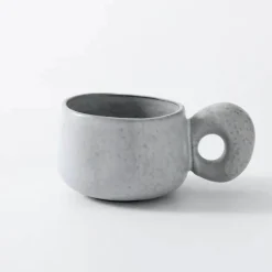 Schlichtes Küchengeschirr-Set – Tasse, Wasserkocher, Schüssel, Teller, Teekanne und Gebäckteller