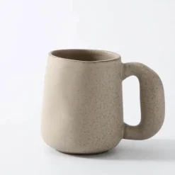 Schlichtes Küchengeschirr-Set – Tasse, Wasserkocher, Schüssel, Teller, Teekanne und Gebäckteller
