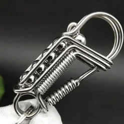 Schlüsselanhänger aus mattiertem Edelstahl – elegantes Eisenwebdesign