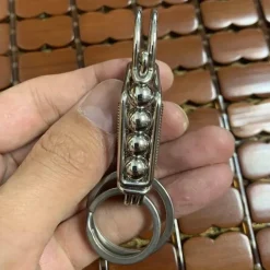 Schlüsselanhänger aus mattiertem Edelstahl – elegantes Eisenwebdesign