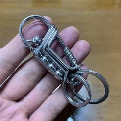 Schlüsselanhänger aus mattiertem Edelstahl – elegantes Eisenwebdesign