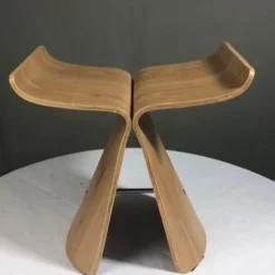 Schmetterlingshocker aus Walnussholz – Hochwertige Akzentmöbel aus Holz