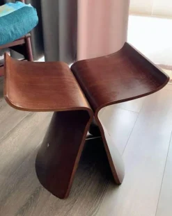 Schmetterlingshocker aus Walnussholz – Hochwertige Akzentmöbel aus Holz