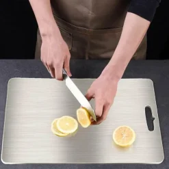 Schneidebrett aus Edelstahl – robuster Hackklotz für Obst, Gemüse und Fleisch
