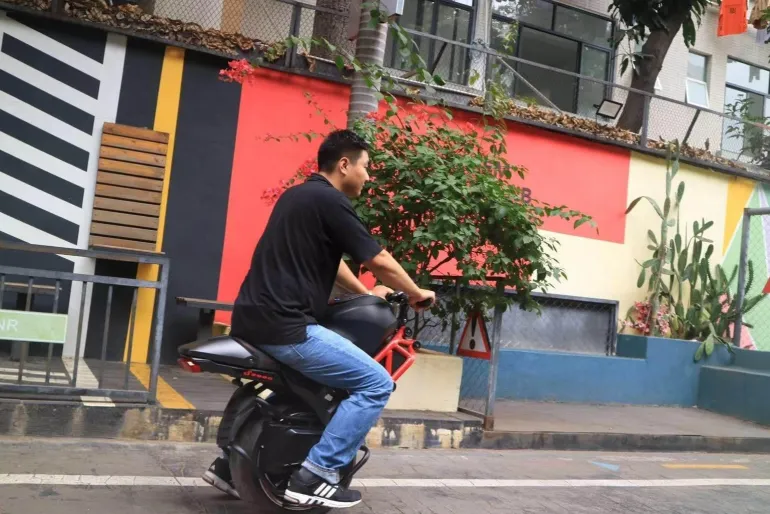 Selbstbalancierendes elektrisches Einrad - Smart Scooter