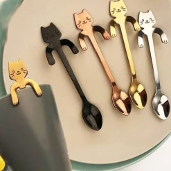 Süßer Teelöffel mit langem Griff und Katze