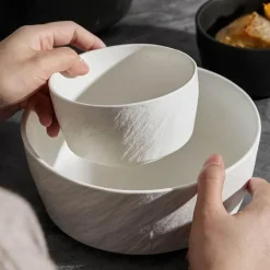 Servierschüssel aus mattierter Keramik – Schale mit gerader Kante und Steinstruktur