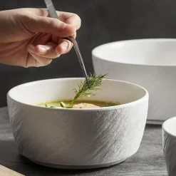 Servierschüssel aus mattierter Keramik – Schale mit gerader Kante und Steinstruktur