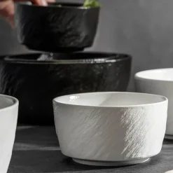 Servierschüssel aus mattierter Keramik – Schale mit gerader Kante und Steinstruktur