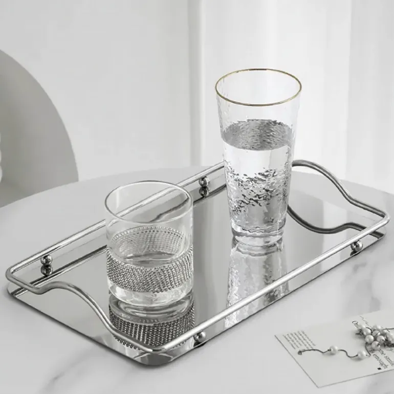 Serviertablett aus Metall – elegante dekorative Platte