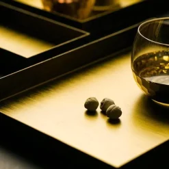 Serviertabletts aus goldenem Metall – luxuriöse dekorative Tabletts für das Esszimmer