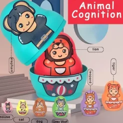 Set aus ineinander stapelbaren Matroschka-Puppen – buntes Lernspielzeug für Kinder