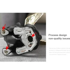 Skulptur mit schwarzen Bulldoggenflügeln – Keramik-Dekoration für Zuhause und Büro