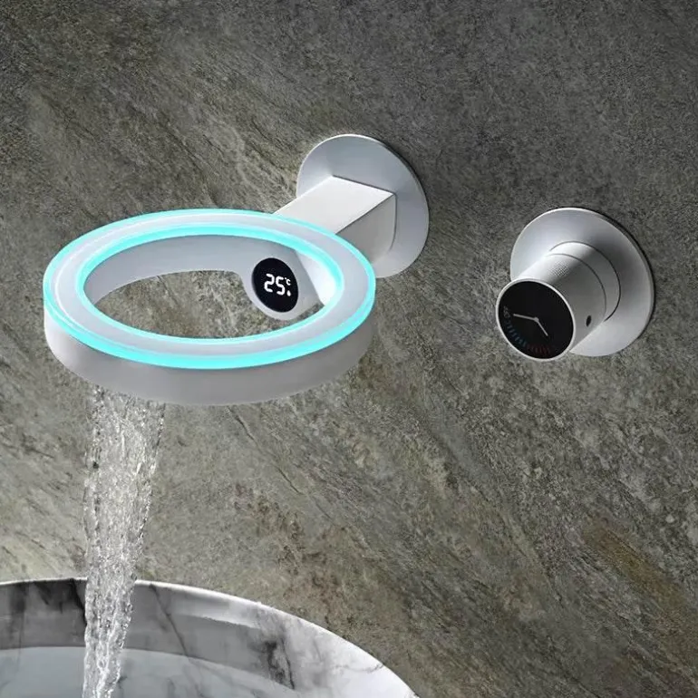 Smarter LED-Badezimmerhahn – Eleganter Wasserhahn im digitalen Design