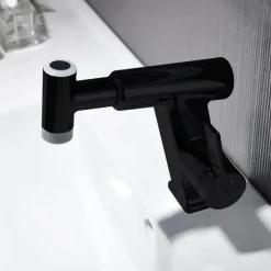 Smarter Wasserfall-Wasserhahn – Temperaturregelung mit futuristischem Display