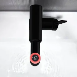 Smarter Wasserfall-Wasserhahn – Temperaturregelung mit futuristischem Display