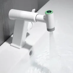 Smarter Wasserfall-Wasserhahn – Temperaturregelung mit futuristischem Display