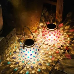 Solarlaterne mit Punkten – dekoratives Gartenlicht